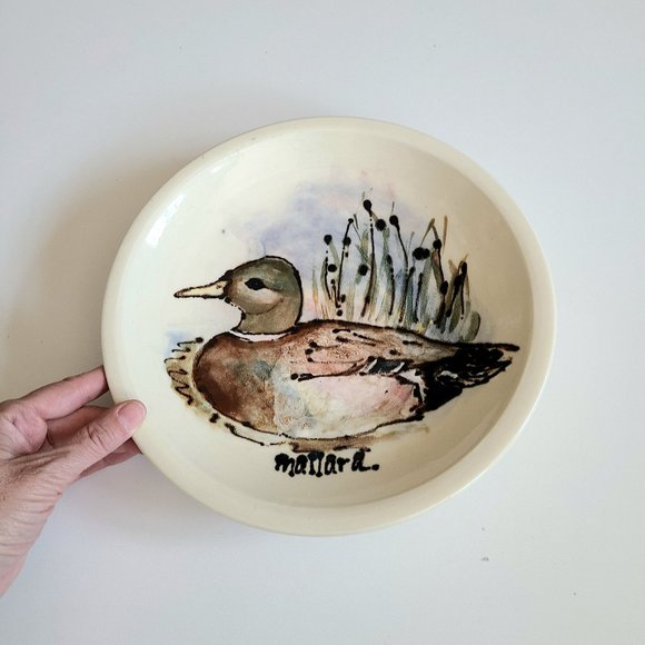 Large 10 3/4'' wide hand made ceramic plate with hand painted Mallard duck. - Picture 2 of 7